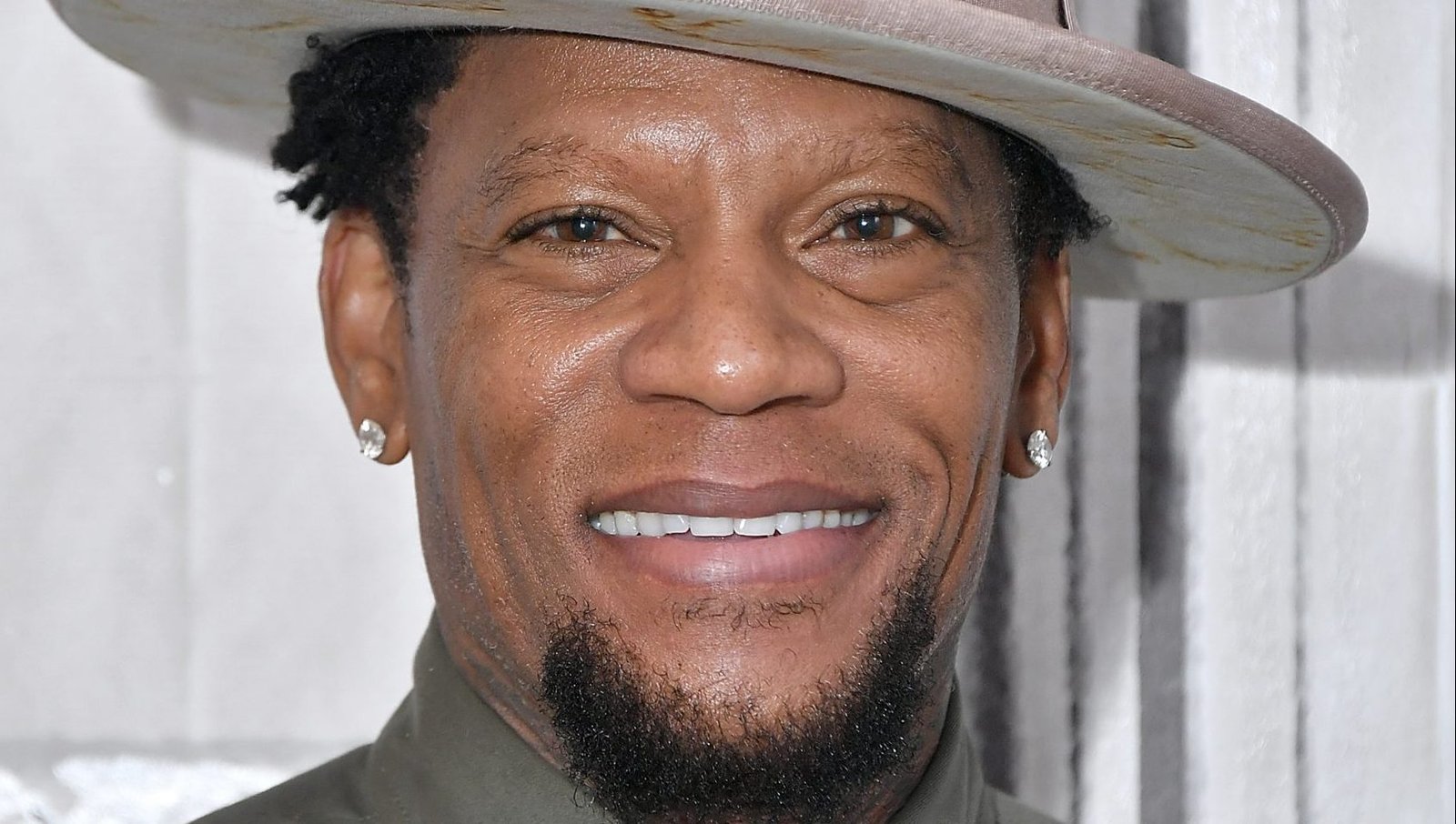 DL Hughley Passes Out On Stage During Nashville Comedy Set 24 Flix